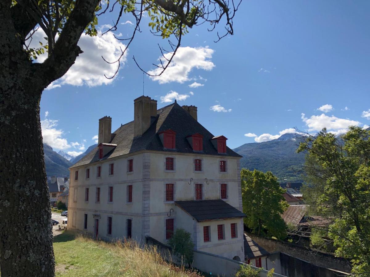 Le Pavillon Des Officiers Aparthotel Mont-Dauphin Esterno foto