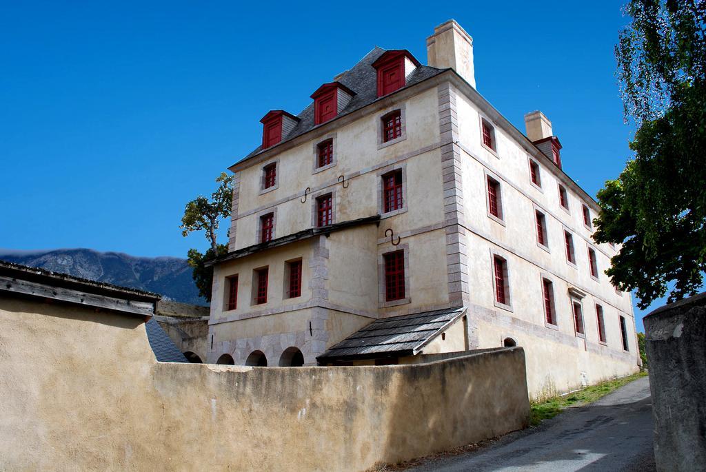 Le Pavillon Des Officiers Aparthotel Mont-Dauphin Esterno foto